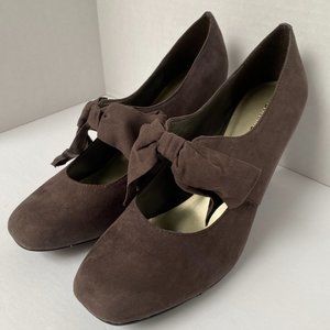 COPY - ANN MARINO BROWN SUEDE BOW HEELS IN SIZE 9